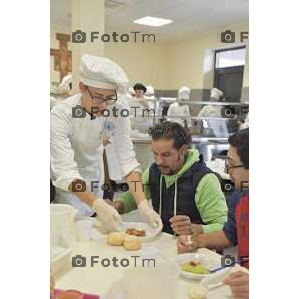 Foto LaPress Manzoni Tiziano 17/10/2018 ITALIA BERGAMO cronaca Gli studenti ABF cucinano per i poveri nella foto l\'evento <"aggiungi un posto a tavola"