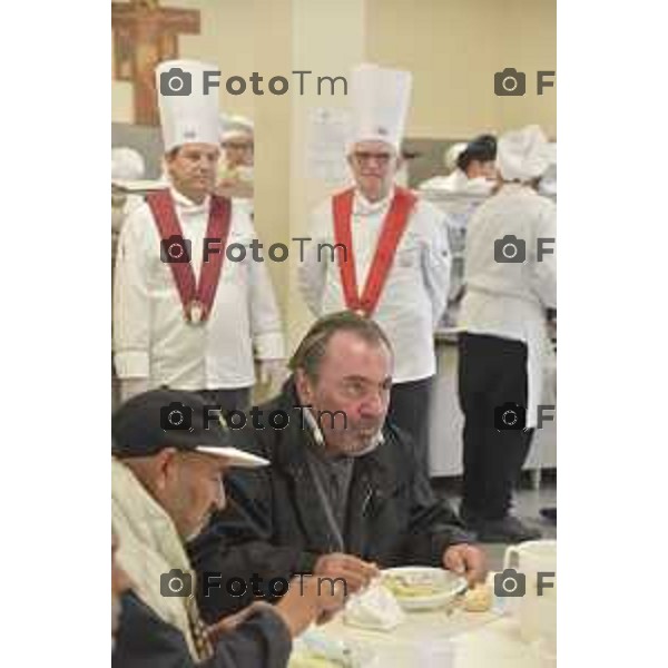 Foto LaPress Manzoni Tiziano 17/10/2018 ITALIA BERGAMO cronaca Gli studenti ABF cucinano per i poveri nella foto l\'evento <"aggiungi un posto a tavola"