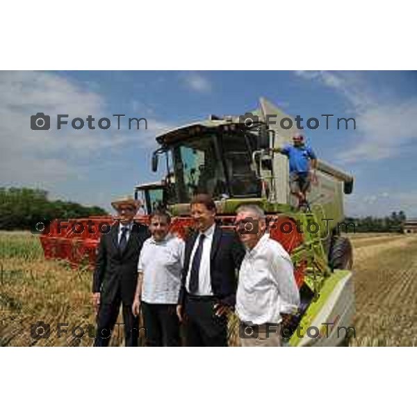 Bergamo la filiera pane a chilometro zero, fatto con il grano coltivato nei terreni della bergamasca. La raccolta del cereale NELLA FOTO DA SX RAPPRESENTANTE UBI GOTTI CON IL CAPPELLO - CAPELLO ASPAN- RAPPRESENTANTE UBI E ULTIMO GIANGI MILESI CESVI luglio 2012 foto Tiziano Manzoni/Fotogramma Bergamo