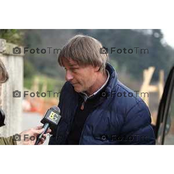 Bergamo 06/04/2013 - casa Ruggeri Monterosso BG -fotogramma bergamo nella foto - Giancarlo Finazii in visita famiglia ruggeri per le condoglianze scomparsa ex presidente dell\'atalanta Ivan Ruggeri
