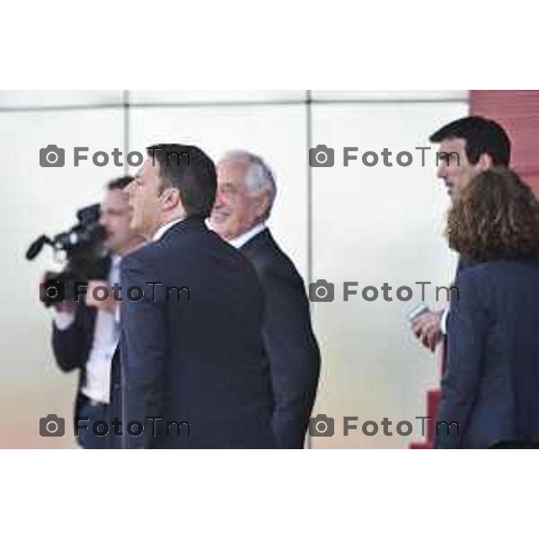 Stezzano visita Presidente del Consiglio Matteo Renzi alla Freni Brembo di Bombassei Alberto nella foto Renzi Saluta Bombassei Alberto