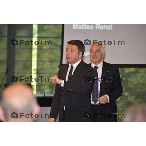 Stezzano visita Presidente del Consiglio Matteo Renzi alla Freni Brembo di Bombassei Alberto nella foto Renzi Saluta Bombassei Alberto