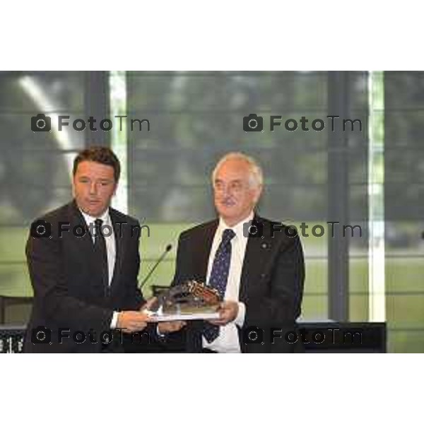 Stezzano visita Presidente del Consiglio Matteo Renzi alla Freni Brembo di Bombassei Alberto nella foto Renzi Saluta Bombassei Alberto