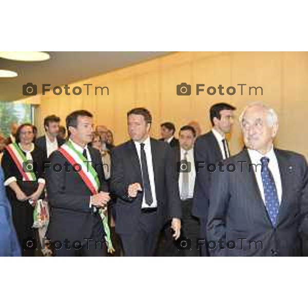 Stezzano visita Presidente del Consiglio Matteo Renzi alla Freni Brembo di Bombassei Alberto nella foto Renzi Saluta Bombassei Alberto Gori Con Renzi e Bombassei