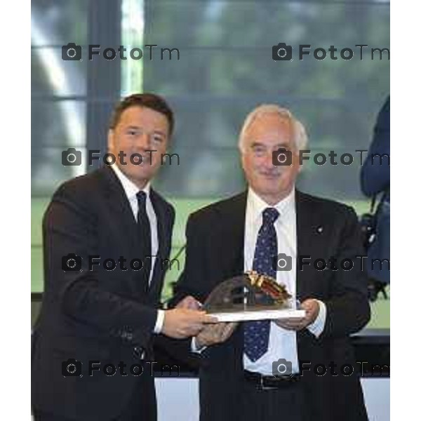 Stezzano visita Presidente del Consiglio Matteo Renzi alla Freni Brembo di Bombassei Alberto nella foto Renzi Saluta Bombassei Alberto