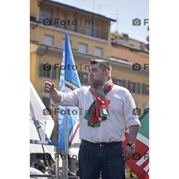 Bergamo Contro manifestazione piazza Matteotti no tax day, Alessandro Sorte con la bandiera leghista