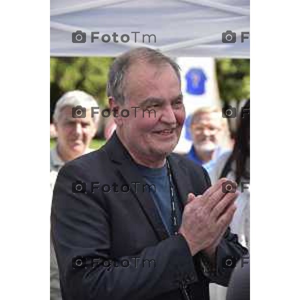 Bergamo Contro manifestazione piazza Matteotti no tax day, nella foto Roberto Calderoli prima del malore