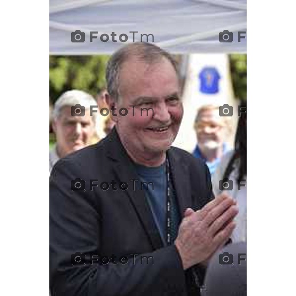 Bergamo Contro manifestazione piazza Matteotti no tax day, nella foto Roberto Calderoli prima del malore