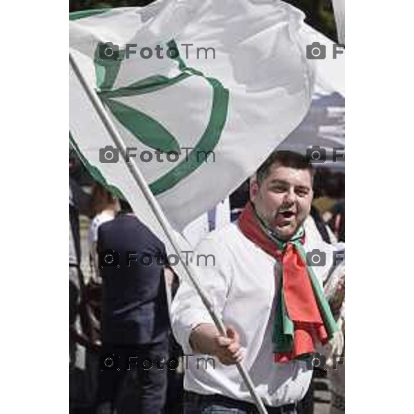 Bergamo Contro manifestazione piazza Matteotti no tax day, Alessandro Sorte con la bandiera leghista