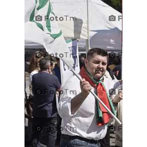 Bergamo Contro manifestazione piazza Matteotti no tax day, Alessandro Sorte con la bandiera leghista