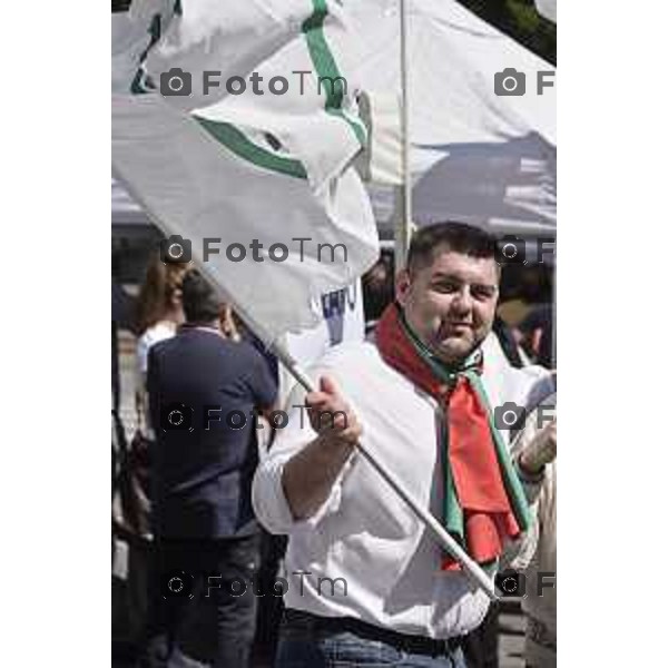 Bergamo Contro manifestazione piazza Matteotti no tax day, Alessandro Sorte con la bandiera leghista