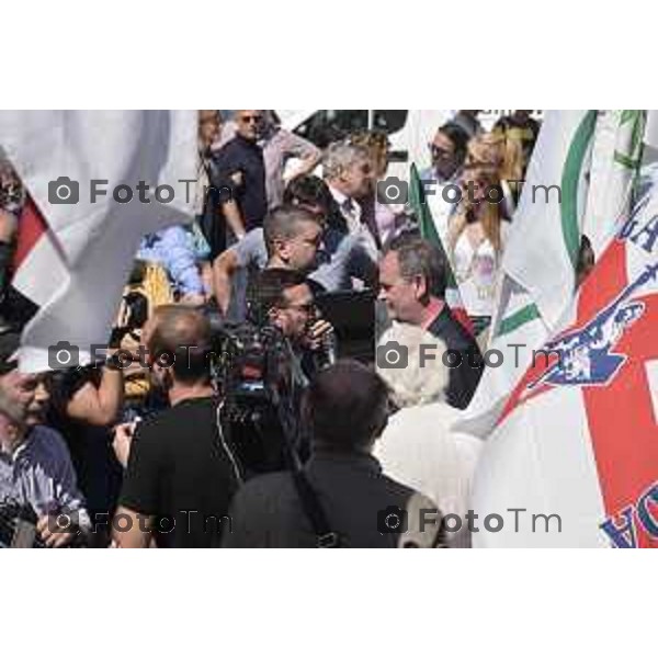 Bergamo Contro manifestazione piazza Matteotti no tax day, nella foto Roberto Calderoli prima del malore