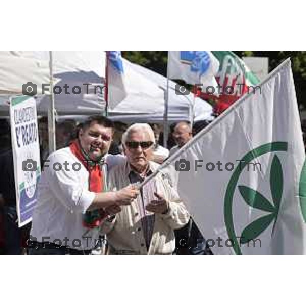 Bergamo Contro manifestazione piazza Matteotti no tax day, Alessandro Sorte con la bandiera leghista