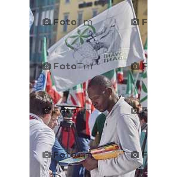 Bergamo Contro manifestazione piazza Matteotti no tax day, vu cumpra al no tax day