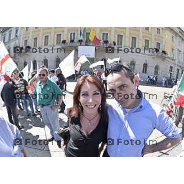 Bergamo Contro manifestazione piazza Matteotti no tax day, con Renato Brunetta Daniele Belotti e Simona Pergreffi