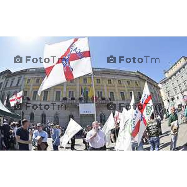 Bergamo Contro manifestazione piazza Matteotti no tax day, con Renato Brunetta il municipio con bandiere del centro destra