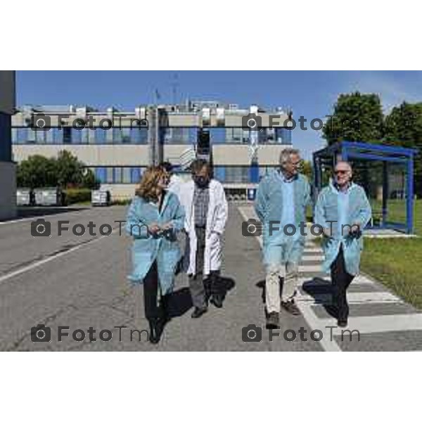 Chignolo D\'Isola Visita On Bratti e On Carnevali all\'azienda Flamma nella foto Alessandro Bratti deputato pd Elena Carnevali pd e il presidente Negrisoli Paolo accompagna la visita aziendale