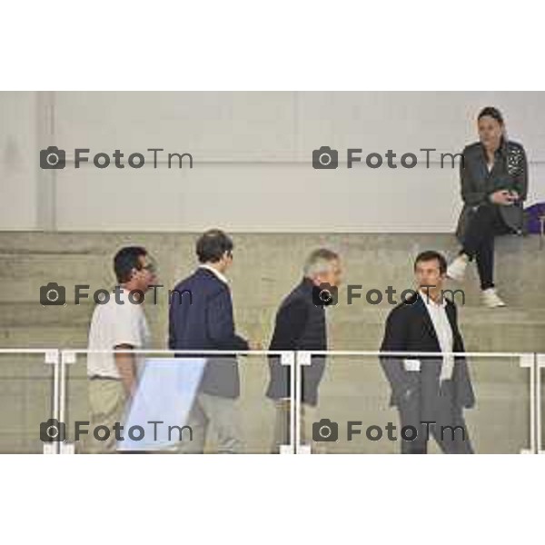 Palaghiaccio di Bergamo il Presidente del CONI Giovanni Malagò all\' impianto di recente completamento nella foto i genitori di Yara con il fratellino all\'inaugurazione