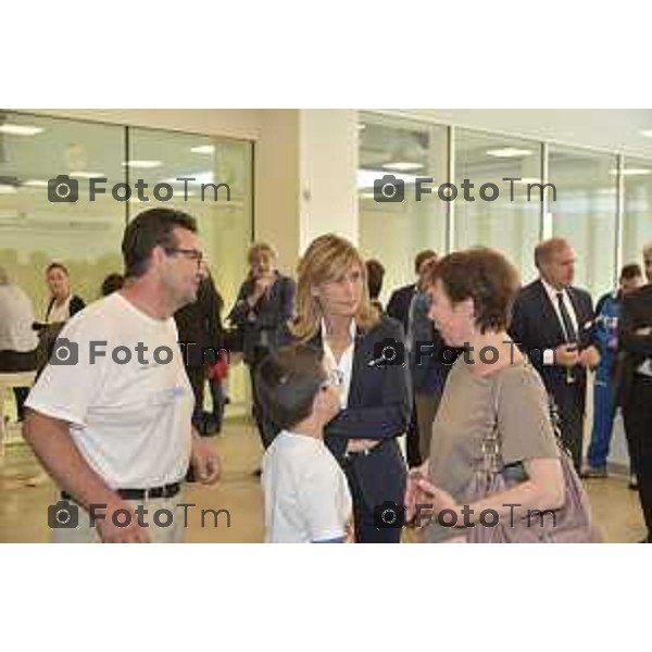 Palaghiaccio di Bergamo il Presidente del CONI Giovanni Malagò all\' impianto di recente completamento nella foto i genitori di Yara con il fratellino all\'inaugurazione