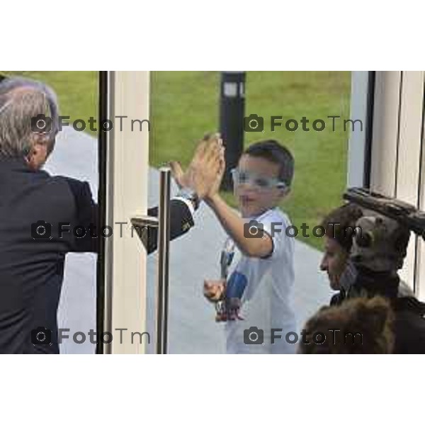 Palaghiaccio di Bergamo il Presidente del CONI Giovanni Malagò all\' impianto di recente completamento nella foto MALAGO BATTE IL 5 CON iL FRATELLINO DI YARA GAMBIRASIO