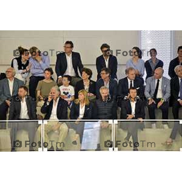 Palaghiaccio di Bergamo il Presidente del CONI Giovanni Malagò all\' impianto di recente completamento nella foto i genitori di Yara con il fratellino all\'inaugurazione