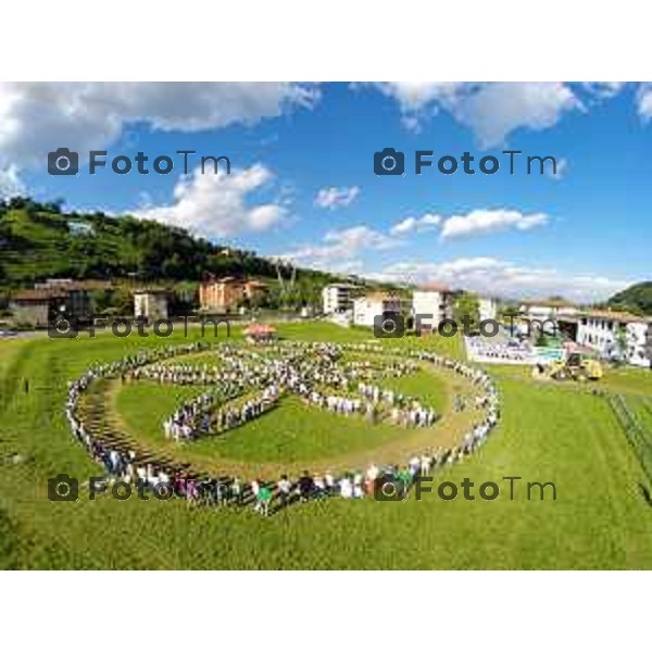 Pontida, il sole delle alpi disegnato dai militanti con al centro Salvini