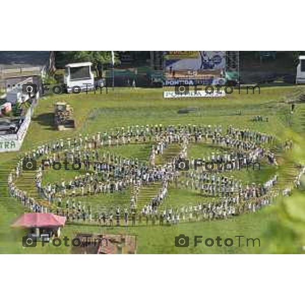 Pontida, il sole delle alpi disegnato dai militanti con al centro Salvini