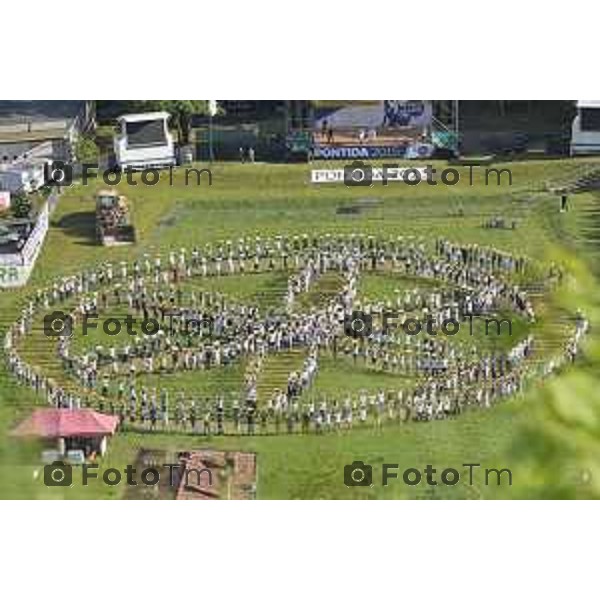 Pontida, il sole delle alpi disegnato dai militanti con al centro Salvini