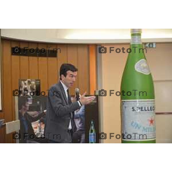 Sanpellegrino Terme (BG) il ministro Maurizio Martina in visita allo stablimento San Pellegrino nella foto Maurizio Martina vista l\'azienda e il museo storico della sanpellegrino