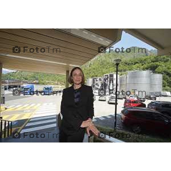 Sanpellegrino Terme (BG) il ministro Maurizio Martina in visita allo stablimento San Pellegrino nella foto Tiziana Albanese direttrice dello stablimento di Bergamo sanpellegrino