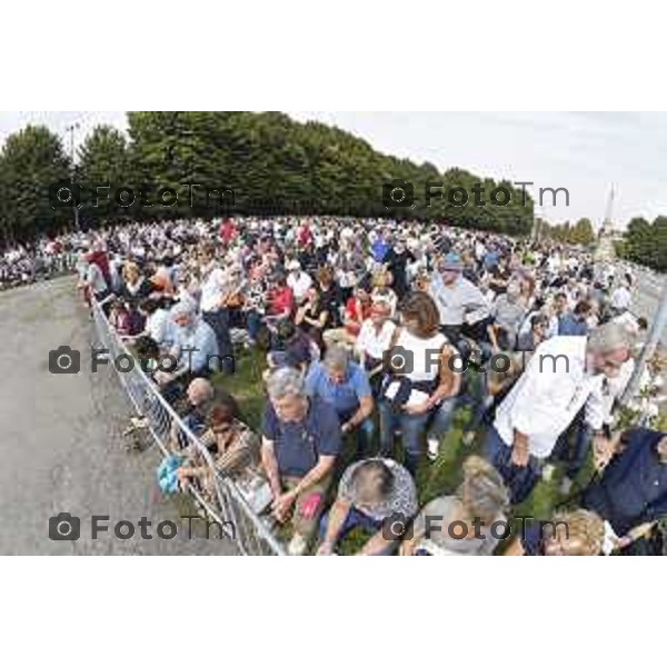 Caravaggio 20 mila fedeli del Movimento di Comunione e Liberazione al Santuario “Santa Maria Del Fonte” per celebrazione dell’Anno Santo della Misericordia .Nella foto il muro di folla al santuario