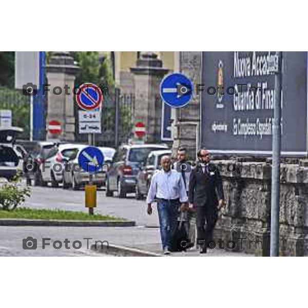 foto LaPresse Tiziano Manzoni 25/06/2018 Cronaca Bergamo - ITALIA Indagine Foppolo arresti di La consegna alla Gdf di Sergio Lima, con l\'avvocato Benedetto Bonomo