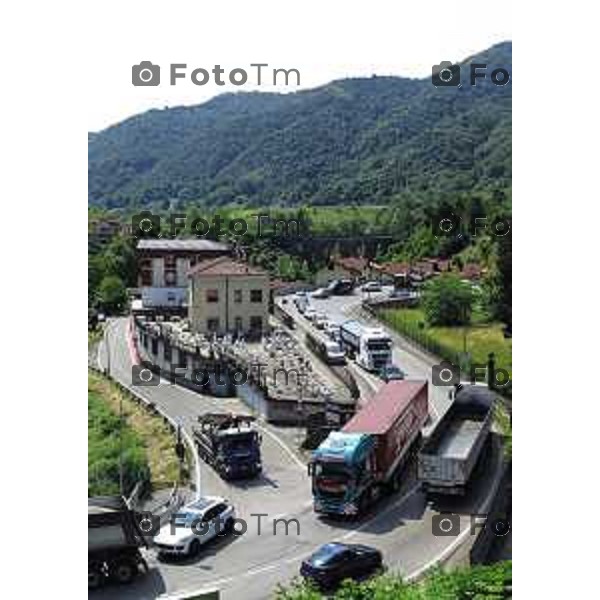 foto LaPresse Tiziano Manzoni 18/06/2018 Cronaca Bergamo - ITALIA Cisano Bergamasco "i curvoni" code e traffico pesante