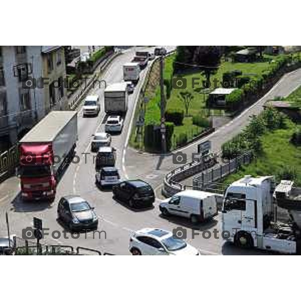 foto LaPresse Tiziano Manzoni 18/06/2018 Cronaca Bergamo - ITALIA Cisano Bergamasco "i curvoni" code e traffico pesante