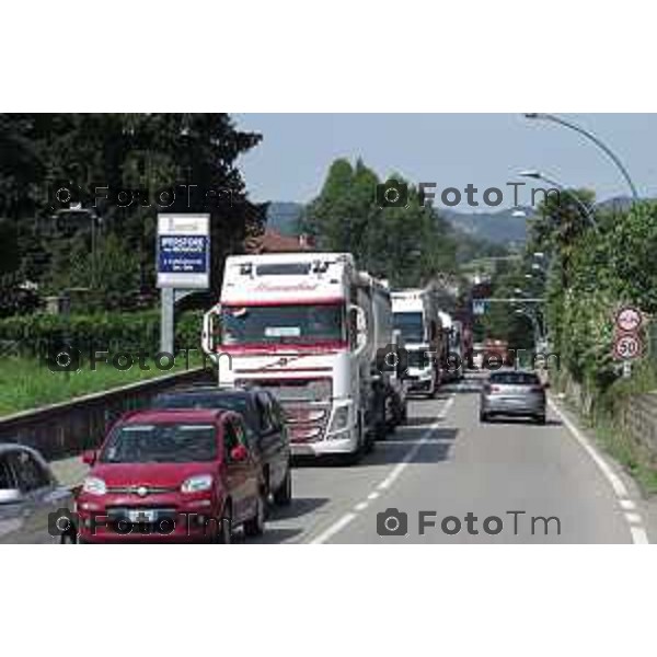 foto LaPresse Tiziano Manzoni 18/06/2018 Cronaca Bergamo - ITALIA Cisano Bergamasco "i curvoni" code e traffico pesante