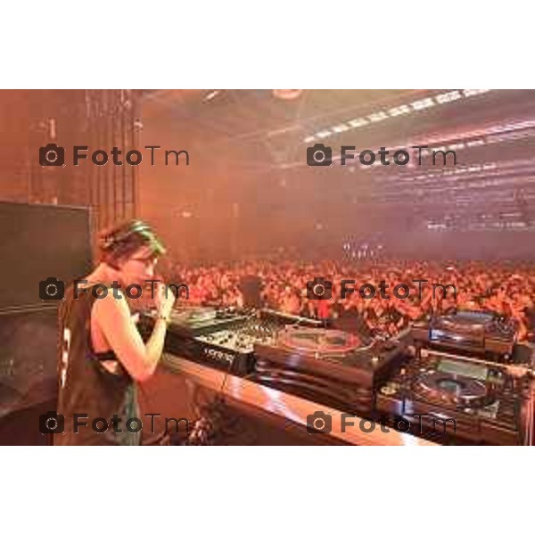 FIERA DI BERGAMO SHADE MUSIC FESTIVAL RAVE DI MUSICA CON DJ INTERNAZIONALI IN CONSOLE NINA KRAVIZ E L\'OMAGGIO DALLA GENTE VENUTA DA BOLOGNA