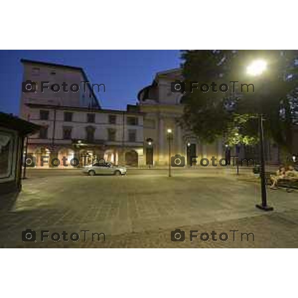 Bergamo piazza S. Anna notturno con la nuova illuminazione a led