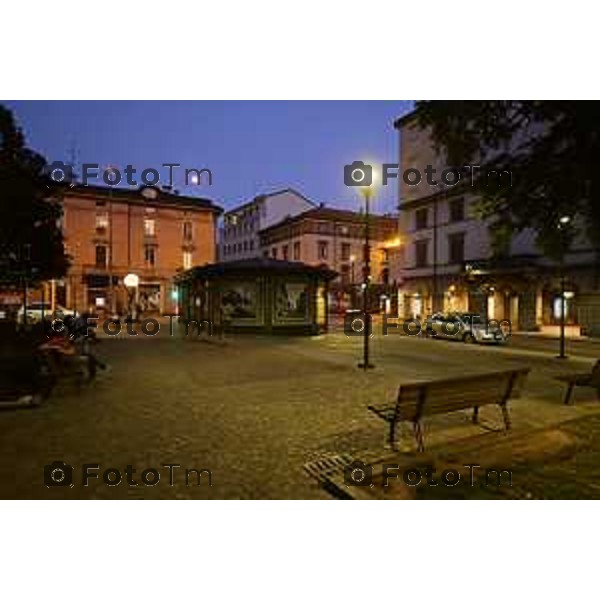 Bergamo piazza S. Anna notturno con la nuova illuminazione a led