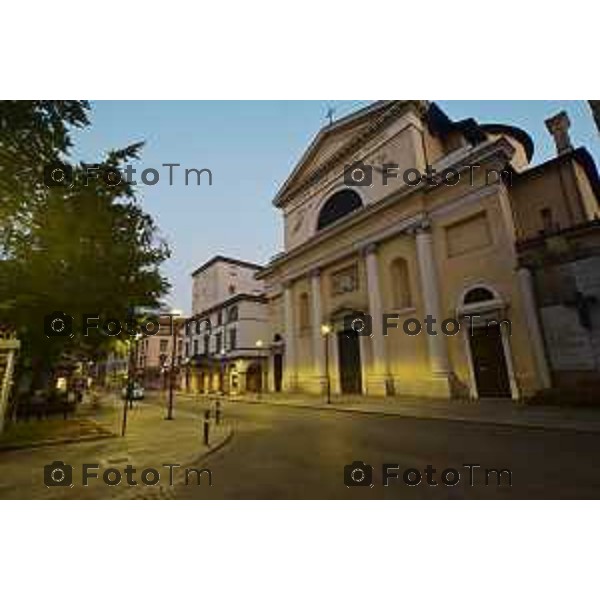 Bergamo piazza S. Anna notturno con la nuova illuminazione a led