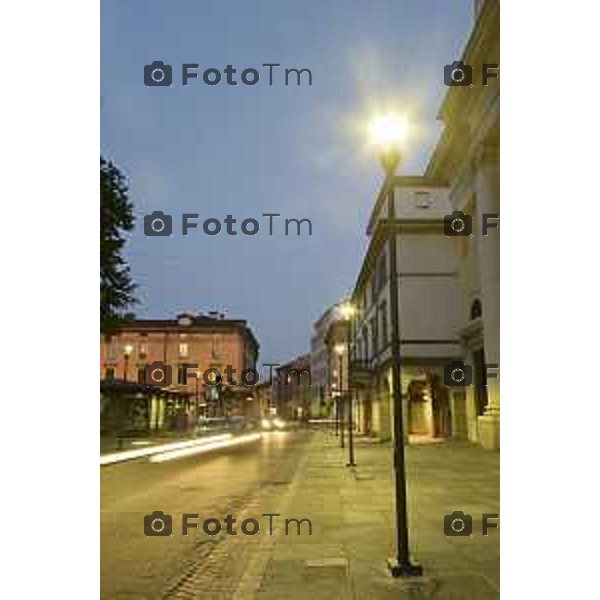 Bergamo piazza S. Anna notturno con la nuova illuminazione a led