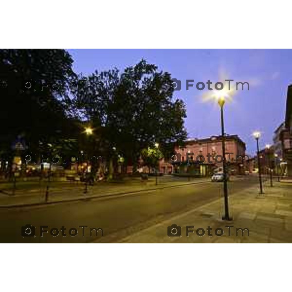 Bergamo piazza S. Anna notturno con la nuova illuminazione a led