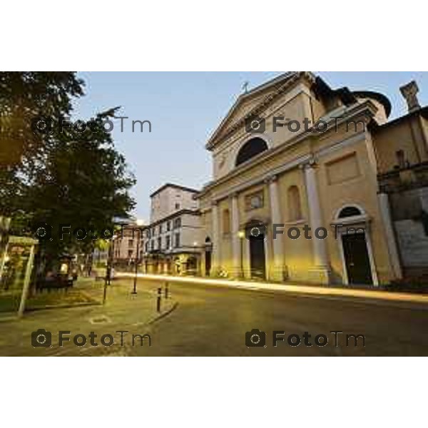 Bergamo piazza S. Anna notturno con la nuova illuminazione a led