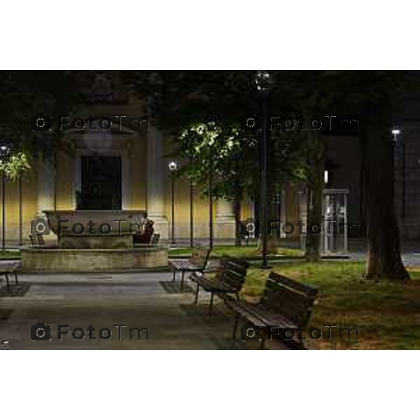 Bergamo piazza S. Anna notturno con la nuova illuminazione a led