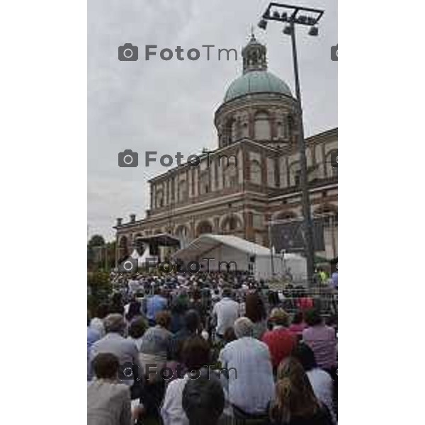 Caravaggio 20 mila fedeli del Movimento di Comunione e Liberazione al Santuario “Santa Maria Del Fonte” per celebrazione dell’Anno Santo della Misericordia .Nella foto il muro di folla al santuario