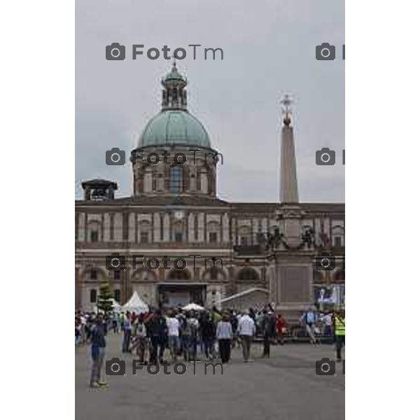 Caravaggio 20 mila fedeli del Movimento di Comunione e Liberazione al Santuario “Santa Maria Del Fonte” per celebrazione dell’Anno Santo della Misericordia .Nella foto il muro di folla al santuario