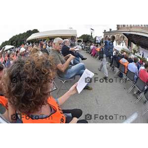 Caravaggio 20 mila fedeli del Movimento di Comunione e Liberazione al Santuario “Santa Maria Del Fonte” per celebrazione dell’Anno Santo della Misericordia .Nella foto momenti della preghiera