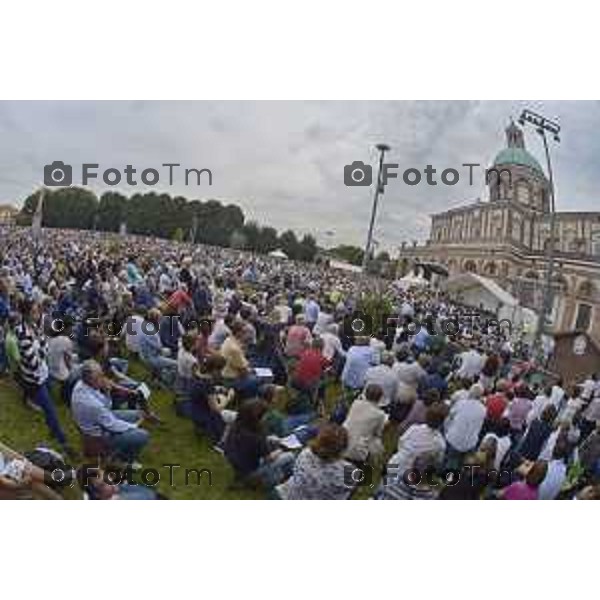 Caravaggio 20 mila fedeli del Movimento di Comunione e Liberazione al Santuario “Santa Maria Del Fonte” per celebrazione dell’Anno Santo della Misericordia .Nella foto il muro di folla al santuario