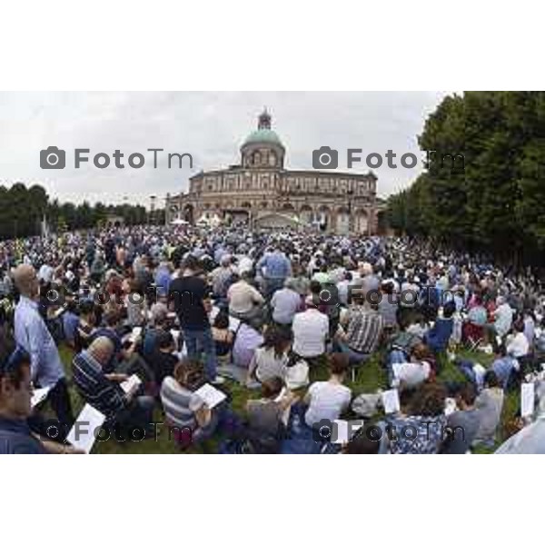 Caravaggio 20 mila fedeli del Movimento di Comunione e Liberazione al Santuario “Santa Maria Del Fonte” per celebrazione dell’Anno Santo della Misericordia .Nella foto il muro di folla al santuario