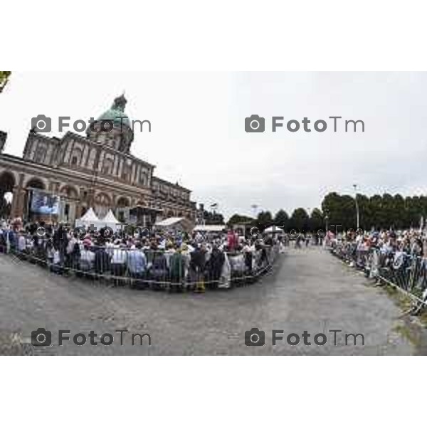 Caravaggio 20 mila fedeli del Movimento di Comunione e Liberazione al Santuario “Santa Maria Del Fonte” per celebrazione dell’Anno Santo della Misericordia .Nella foto il muro di folla al santuario