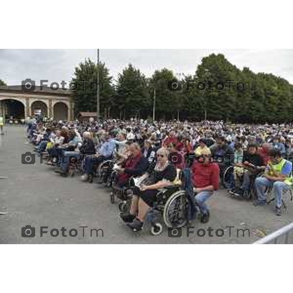 Caravaggio 20 mila fedeli del Movimento di Comunione e Liberazione al Santuario “Santa Maria Del Fonte” per celebrazione dell’Anno Santo della Misericordia .Nella foto il muro di folla al santuario